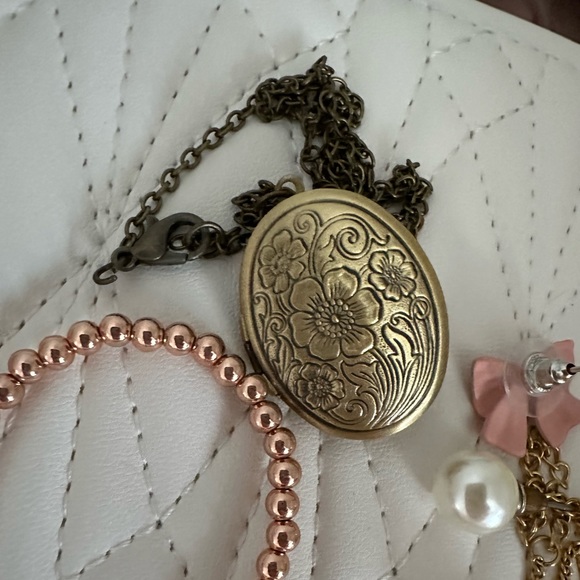 Vintage Floral Locket Necklace Brass - Picture 4 of 4
